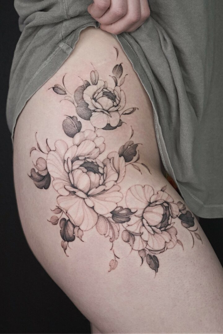 Florals in motion — thigh tattoo by Anna Koltun